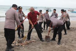 Puluhan Personil Polres Bandara Ngurah Rai Melakukan Aksi Bersih-Bersih di Pantai Sekeh Kuta