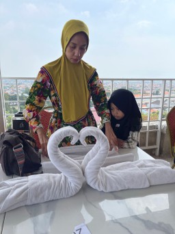 MAXONE HOTEL DHARMAHUSADA AJAK ORANG TUA QUALITY TIME DENGAN ANAK MELALUI TOWEL ART ACTIVITY