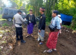 Sambang Bhabinkamtibmas didesa Binaan,meberikan himbauan dan pesan pesan Kamtibmas kepada warga masyarakat.