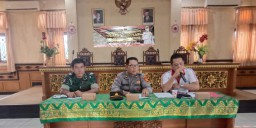 Polsek Abiansemal Gelar Jum'at Curhat Dengan Ketua Linmas