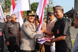 Kapolres AKBP Teguh Priyo Wasono Hadiri Pembagian Bendera Merah Putih Di Depan Puspem Badung.