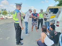 Personil Polsek Benoa Lakukan Dialogis Dengan Warga Pelabuhan Benoa Sampaikan Pesan Pesan Kamtibmas.