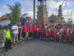 Polsek Marga Amankan Jalur Gerak Jalan Santai Desa Selanbawak Dlm Rangka Meriahkan HUT RI ke - 78