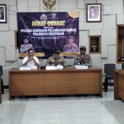 Kapolresta Denpasar Sosialisasikan Polisi Banjar Hebat Dan Test Praktek SIM Terbaru Pada Saat Jumat Curhat.