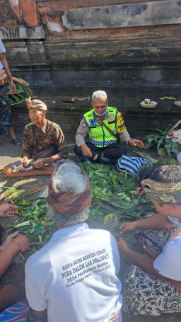 Layanan Prima Bhabinkamtibmas Desa Marga Dajan Puri Saat DDS Bantu Masyarakat Persiapan Upacara Pujawali