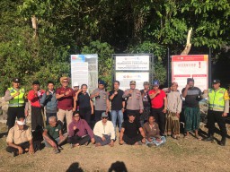 Polsek Kintamani Bersama Dinas Pariwisata Kab. Bangli Melaksanakan Pemasangan dan Perbaikan Papan Informasi di Obyek Wisata Kuburan Desa Terunyan