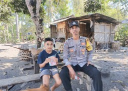 Bentuk Perhatian Kepada Pelajar dari Keluarga Tidak Mampu, Bhabinkantibmas Polsek Kubu Salurkan Donasi Dana Pendidikan