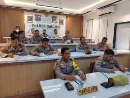 Kapolres AKBP Teguh Priyo Wasono Ikuti Zoom Meeting Anev Perkembangan Pelaksanaan Program Quick Wins