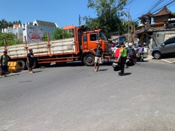 Mesin Nyangkut, Truk Tronton Mogok
