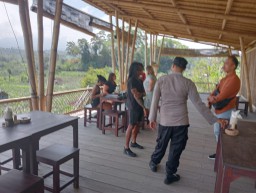 Polsek Sidemen Datangi Tempat Wisata Villa Beri Himbauan Kamtibmas