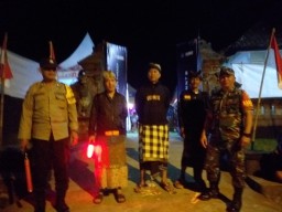 Sinergitas TNI POLRI Dan Pecalang Melaksanakan Pengamanan Kegiatan Bazar Hari Raya Kuningan