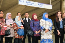 Gubernur Jawa Timur Khofifah Indar Parawansa Menjajal langsung MRT Jalur Elizabeth Line