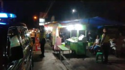 Blue Light Patrol Polsek Abiansemal Sasar Pedagang Kaki Lima, Berikan Himbauan Kamtibmas