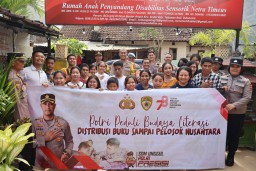 Polri Peduli Budaya Literasi Polres Tabanan Bagikan 674 Buku