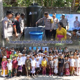 Polres Karangasem Berikan Bantuan Pipanisasi dan Penyaluran Air Bersih di SD N 2 Bukit