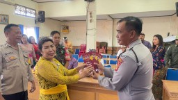 Bina Kedekatan Dengan Masyarakat Polsek Denpasar Barat Salurkan Sarana Kontak
