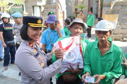 1.739 Paket Sembako Didistribusikan Ke Daerah Polres Badung