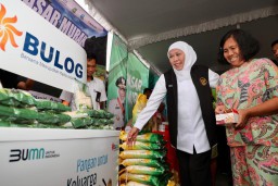 Gelar Operasi Pasar Murah di Madiun, Gubernur Khofifah : Ringankan Beban Masyarakat dan Stabilkan Harga Bahan Pokok