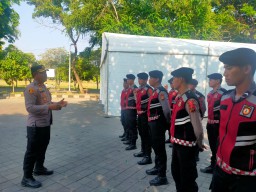 Pengamanan KTT, Kapolsek Dentim Lakukan Pengecekan Personil Kepolisian Di Lapangan Renon