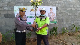 Polsek Benoa Serahkan 200 Bibit Pohon Dan Bibit Tanaman Hias Ke Pelindo III Benoa