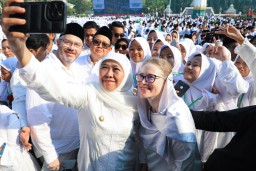 Gubernur Khofifah Mendorong Seluruh Santri Untuk Berperan Aktif Membangun Suasana Kondusif