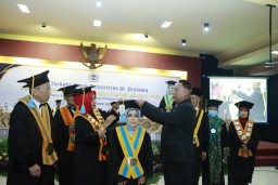 Rektor Unitomo Surabaya Kukuhkan Fadjar Kurnia Hartati Guru Besar Bidang Teknologi Pangan