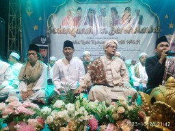 Meski Tak Digelar Dilapangan, Peringatan Maulud Nabi di Sedenganmijen Dihadiri Ribuan Massa