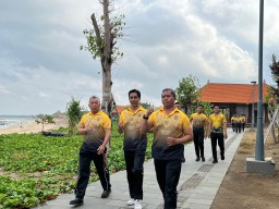 Olah Raga Pagi Personil Polres Bandara Ngurah Rai Susuri Pantai Sekeh Kuta