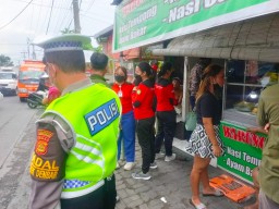 Ditemukan Orang Dalam Keadaan Meninggal Polsek Denbar Datangi TKP Diwarung Milik Warga