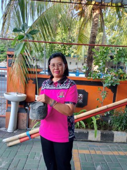 Ibu Bhayangkari Polsek Benoa Dukung Program Lestarikan Negeri Penghijauan Sejak Dini.