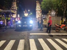 Blue light Patrol Polsek Benoa Berikan Rasa Aman Terhadap Wisatawan Asing.