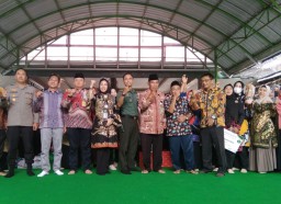 Pemkab Sidoarjo Melalui Dinkes Beri Insentif Bagi Nakes dan Honorer Posyandu se Prambon