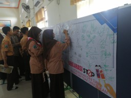 650 SISWA-SISWI MAN KOTA SURABAYA DEKLERASI STOP PERNIKAHAN DINI