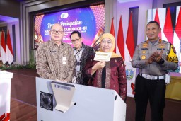 Gubernur Khofifah Launching ATM Samsat QRIS Pada HUT ke - 61 Bapenda Jatim