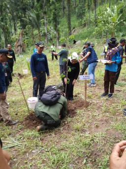 Perhutani Probolinggo Bersama Bupati Lumajang Lakukan Kegiatan Tandur Bareng