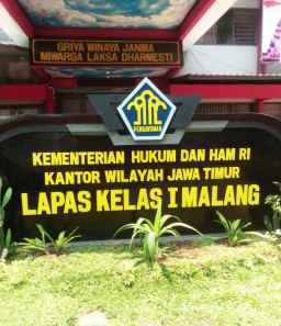 Penghuni Lapas Kelas 1 Lowokwaru Malang Diduga Leluasa Main Handphone Didalam