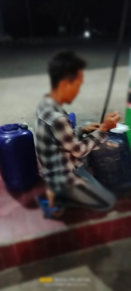 Masih Banyak Wilayah Lamongan Isi BBM Jenis Pertalite Pakai Jerigen