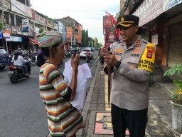 Kapolres Tabanan Spontanitas Bagikan Sembako Kepada Masyarakat Kurang Mampu