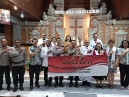 Minggu Kasih : Polsek Denbar Dan Polresta Denpasar Raih Kedamaian Jelang Akhir Tahun Bersama Jemaat GKPB