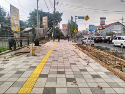 Gus Muhdlor Lebarkan Trotoar Depan GOR Sidoarjo Bikin Nyaman Pejalan Kaki