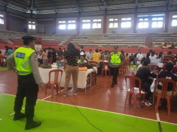 Proses Pelipatan Kertas Suara dijaga ketat oleh Personil OMB Polres Karangasem