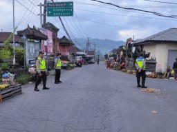 Personil Polsek Selat Laksanakan Pengaturan Lalu Lintas guna Cegah Laka Lantas