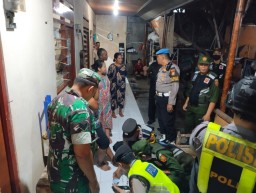 Pertahankan Kondusifitas Wilayah Jelang Pencoblosan Polsek Denbar Laksanakan Patroli Tiga Pilar