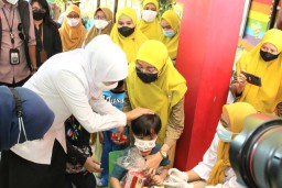 Gubernur Khofifah Tinjau Pos Imunisasi Terdekat Wujudkan Jatim Bebas Polio