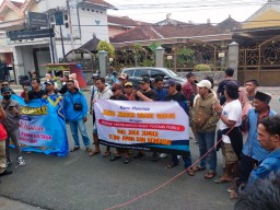 Aliansi Masyarakat Pemuda Rambipuji dan Panti Utara Geruduk Kantor KPU-Bawaslu Kabupaten Jember