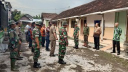 Koramil 0816/12 Prambon Lakukan Perbaikan Rumah Terdampak Hujan Angin