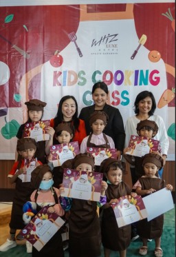 SAMBUT LUNAR NEW YEAR 2024, WHIZ LUXE HOTEL SPAZIO SURABAYA ADAKAN KIDS COOKING CLASS