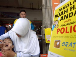 KADINKES JATIM AJAK ANAK USIA 0-7 TAHUN KE POS IMUNISASI TERDEKAT UNTUK WUJUDKAN JATIM BEBAS POLIO