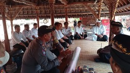 Bahas Keamanan Jelang Hari Raya Nyepi: Polsek Dentim Gelar Jumat Curhat Bersama Para Kadus