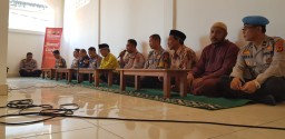 Jalin Silahturahmi Polresta Denpasar Polsek Kuta Laksanakan Jum"at Curhat Di Masjid AL- Mujahidin